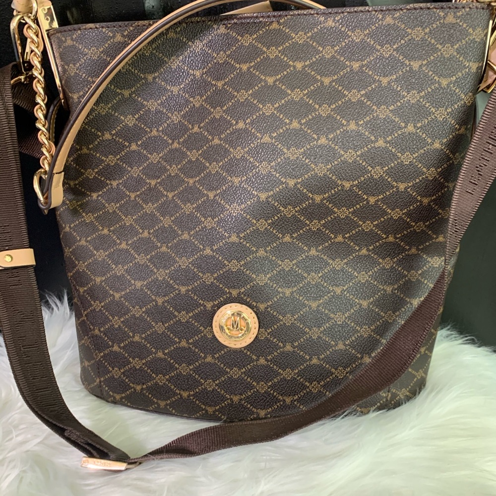 Oversize purse. Good for carrying laptop as well.